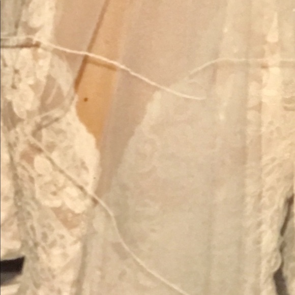 White lace wedding dress with pearl detail - Picture 8 of 8